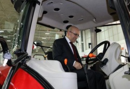 Mehmet Şimşek, traktörün sürücü koltuğunda