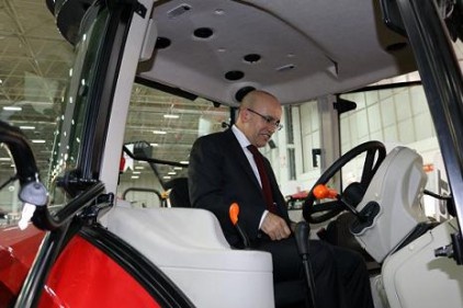 Mehmet Şimşek, traktörün sürücü koltuğunda