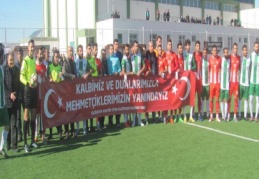 Mehmetçiğe destek pankartıyla sahaya çıktılar