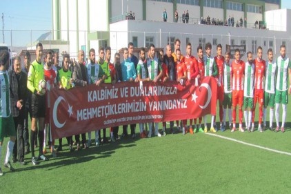 Mehmetçiğe destek pankartıyla sahaya çıktılar