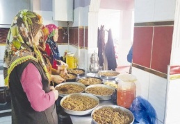 Mehmetçiğe yemek yapmaya devam ediyor