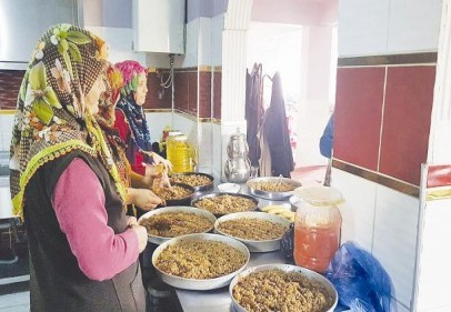 Mehmetçiğe yemek yapmaya devam ediyor