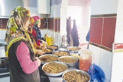 Mehmetçiğe yemek yapmaya devam ediyor