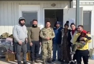 Mehmetçik, depremden etkilenen işitme engelli vatandaşların yardımına koşuyor