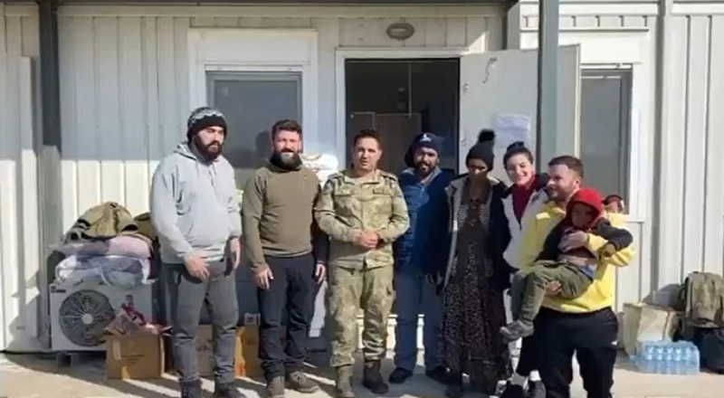 Mehmetçik, depremden etkilenen işitme engelli vatandaşların yardımına koşuyor