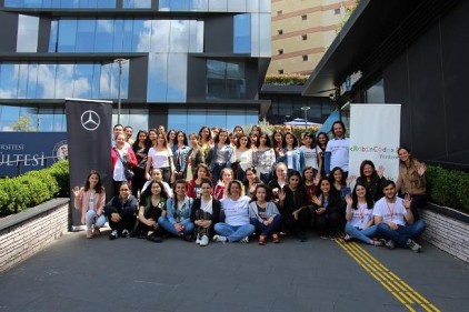 Mercedes-Benz Türk‘ün Gaziantepli Yıldız Kızlar’ı Kodlama Eğitimi aldı