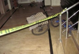 Merdiven boşluğuna düşen bebek öldü 