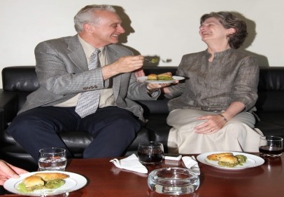 Merinos’ta ikram edilen baklavayı eşine elleryle yedirdi