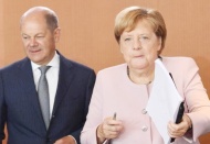 Merkel, Erdoğan'la Roma'da yapacağı görüşmeye halefi Scholz'u da davet etti