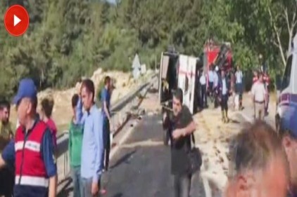 Mersin&#039;de &#039;Kanlı viraj&#039;da feci kaza: 3 ölü, 16 yaralı