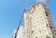 Merveşehir’de 11 katlı bir binanın çatısı tutuştu