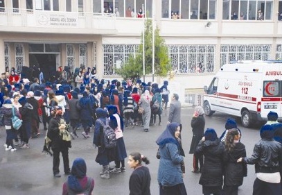 Mescidin halısı tutuşunca öğrenciler panikledi