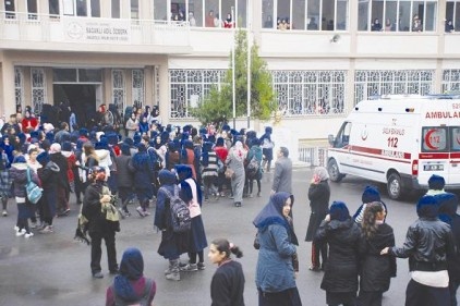 Mescidin halısı tutuşunca öğrenciler panikledi