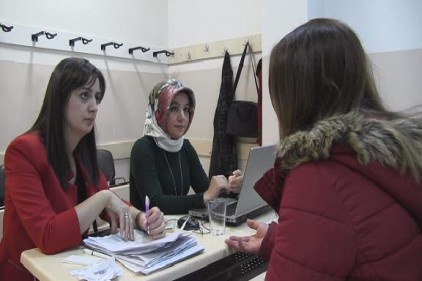 Meslek Edindirme Kurslarına kayıt yaptırmak için kuyruk oluşturdular
