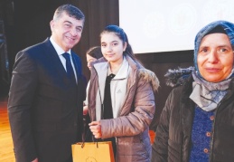 Meslek liselerine kayıt yaptıran tüm öğrencilere, 4 bin TL nakdi destek verildi