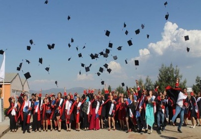 Meslek okulu mezunları kep fırlattı