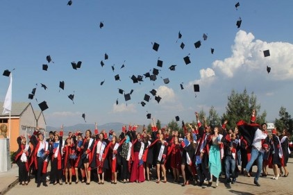 Meslek okulu mezunları kep fırlattı