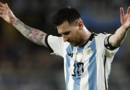 Messi'ye 'futbolun asası' verildi