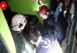 Metro istasyonunda kavga sırasında raylara düştü