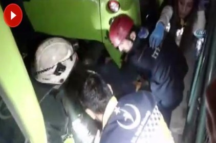 Metro istasyonunda kavga sırasında raylara düştü