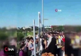 Metrobüs duraklarında yaya izdihamı