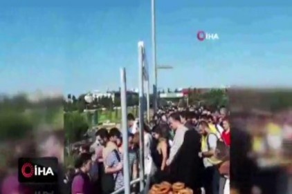 Metrobüs duraklarında yaya izdihamı