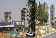 Metro'nun çevresine betondan duvar örülüyor