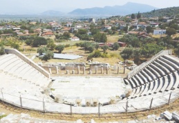 Metropolis Antik Kenti'nde 1800 yıllık kadın heykeli bulundu