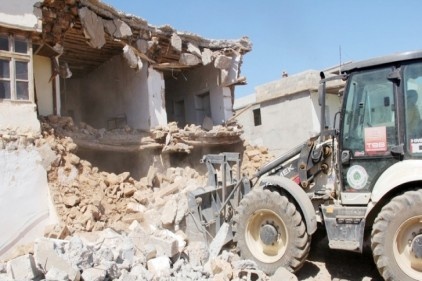 Metruk evler temizleniyor 