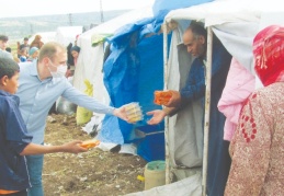 Mevsimlik işçilere, irmik helvası dağıtıldı