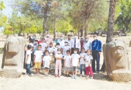 Mevsimlik tarım işçilerinin çocukları Yesemek müzesini gezdi