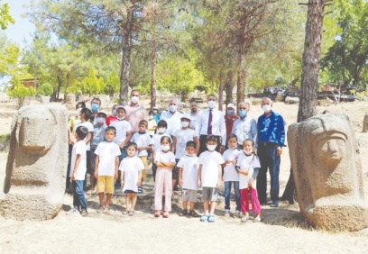 Mevsimlik tarım işçilerinin çocukları Yesemek müzesini gezdi