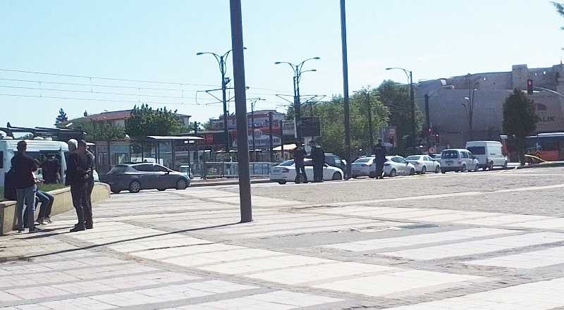 Meydanda unutulan çanta bomba paniğine neden oldu