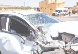 Meyve yüklü kamyonetle otomobil çarpıştı