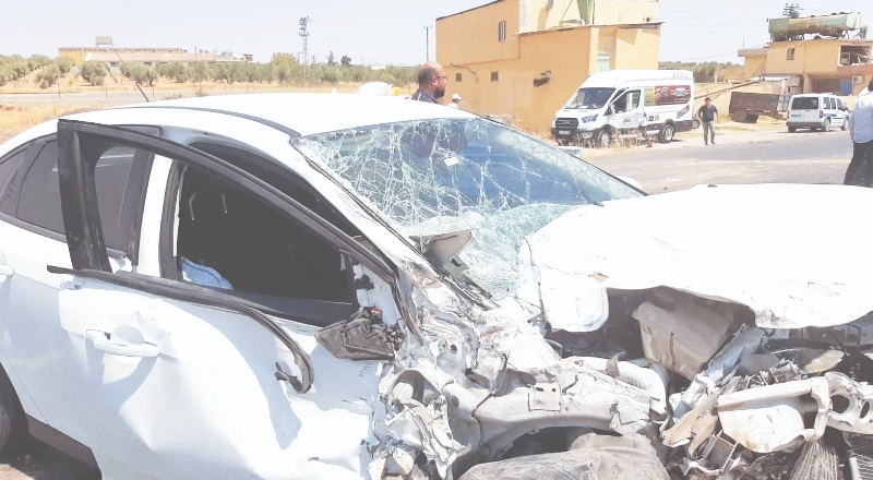 Meyve yüklü kamyonetle otomobil çarpıştı