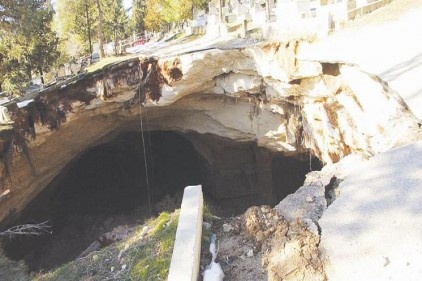 Mezarlık epeyce bir göçtü