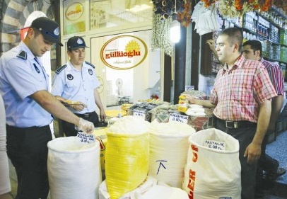 Mezarlıklar bayrama hazır