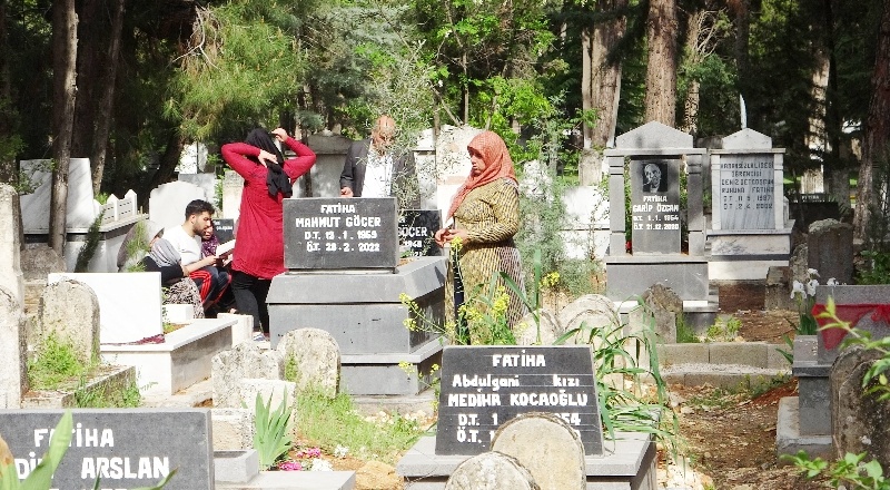 Mezarlıklarda bayram yoğunluğu yaşandı