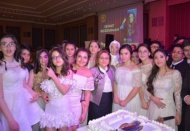 Mezuniyet pastasını öğrencilerle birlikte kesti