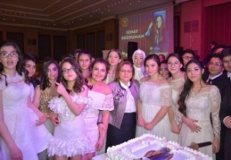 Mezuniyet pastasını öğrencilerle birlikte kesti