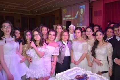Mezuniyet pastasını öğrencilerle birlikte kesti