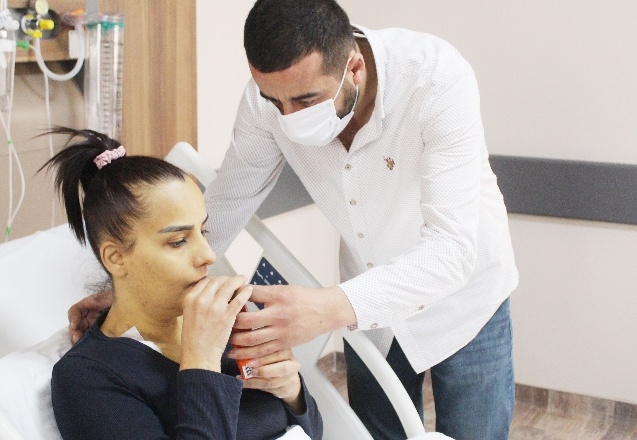Midesini üşüttüğünü zannetti, 10 milyonda bir görülen hastalığa yakalandığını öğrendi