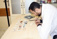 Mikro Art sanatını yapan iki kişiden biri