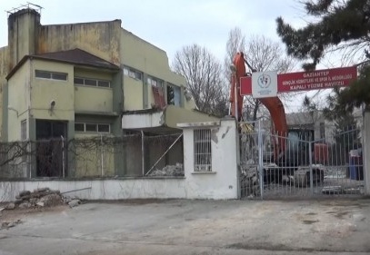Millet Bahçesi alanındaki spor salonları da yıkılıyor