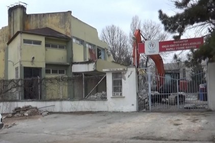 Millet Bahçesi alanındaki spor salonları da yıkılıyor