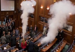 Milletvekilleri mecliste gaz sıktı