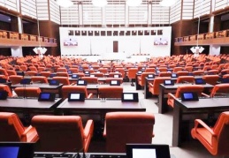 'Milletvekillerinin daha az kavga etmesi' için Meclis'e bakır bara sistemi yapıldı