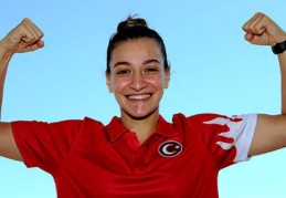 Milli boksör Buse Naz Çakıroğlu, altın madalyanın sahibi oldu