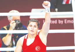 Milli boksör Busenaz Sürmeneli olimpiyat madalyasını garantiledi