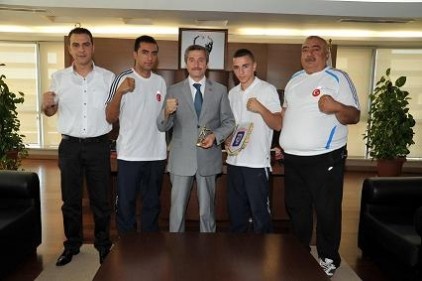 Milli boksörler, Mehmet Tahmazoğlu&#039;nu ziyaret etti
